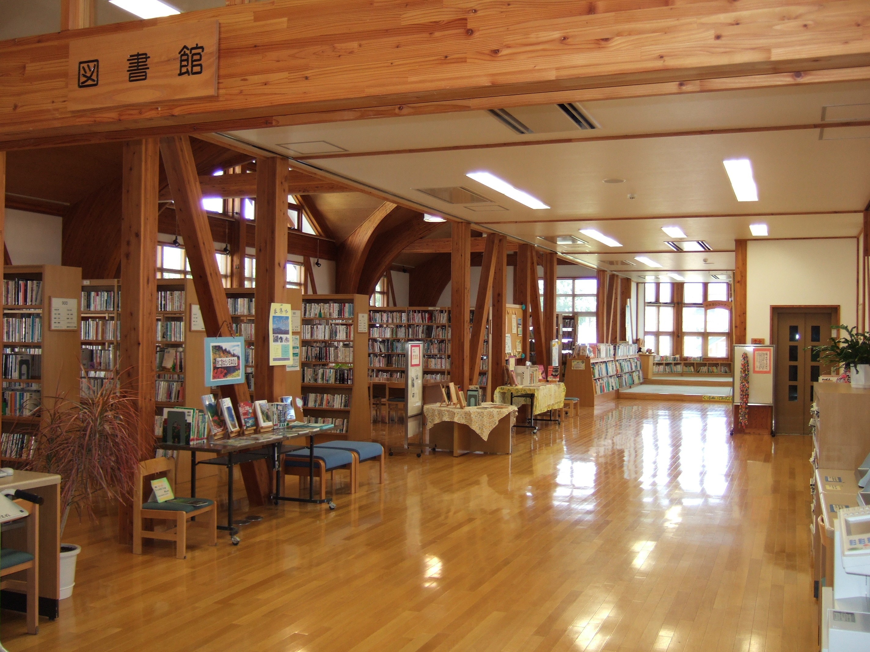 たかね図書館館内