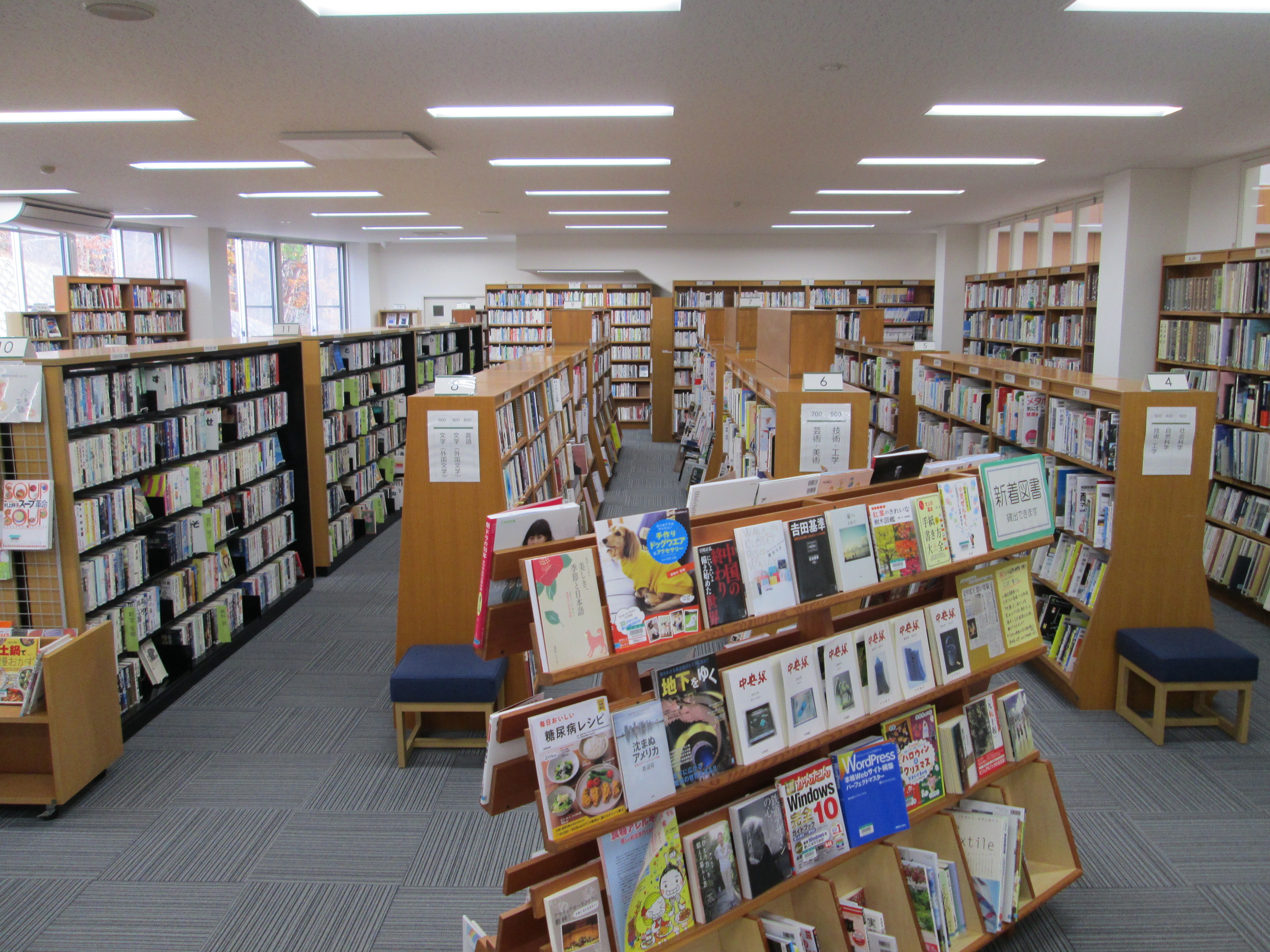 小淵沢図書館館内