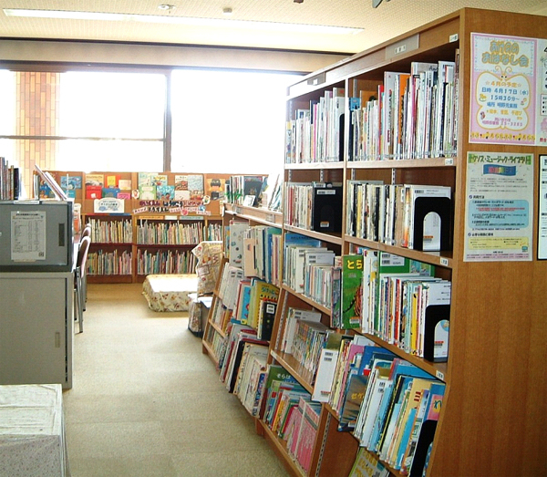 明野図書館館内