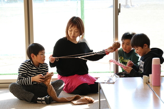 編み物を楽しむ子どもとスタッフ