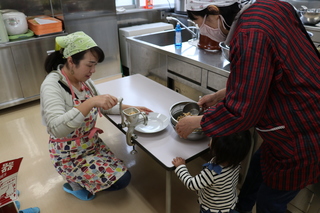 ミンサーで大豆をつぶす様子