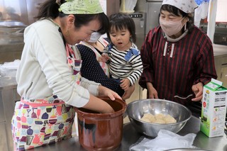 おかめに味噌を詰める様子