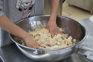 大豆と塩切麹を混ぜる様子