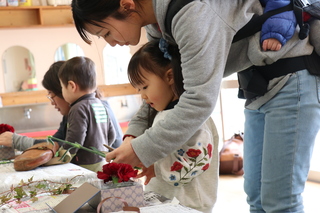 子どもも一緒にアレンジ製作中