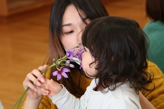 お花の香りを嗅ぐ様子