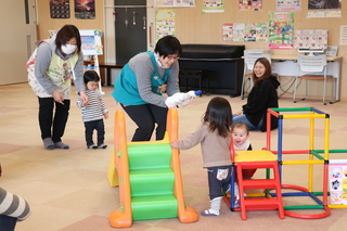 雪だるまの手袋人形とふれあう様子