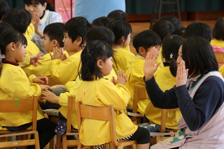 手遊びを楽しむ様子