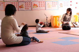 手を叩いて楽しむ子ども