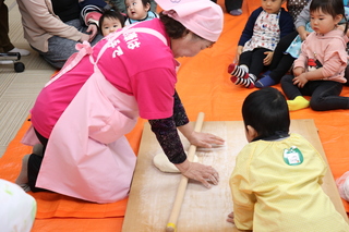 伸ばし棒で生地を伸ばす様子