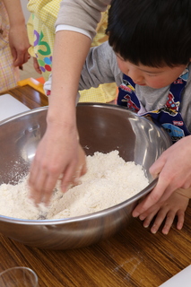 親子で粉を混ぜる様子