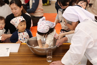 粉を一生懸命混ぜる子どもの様子