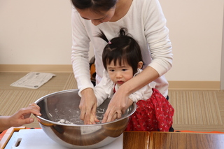 初めての感触で戸惑いながらこねる様子