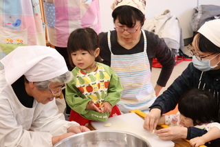 おばちゃんに教わりながらミを作る様子