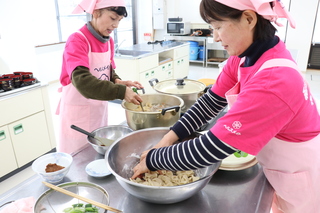 食改推さんが鍋に入れて作る様子