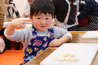 いっぱいできたよピースする子どもの様子