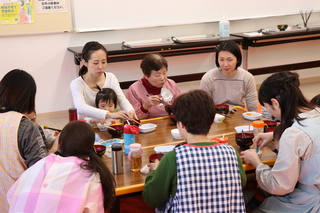 三世代一緒に食卓を囲む様子