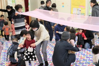 生地を使ってトンネル遊び