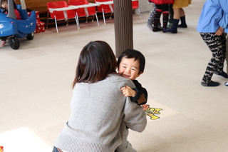 親子もギューッと抱き合う様子