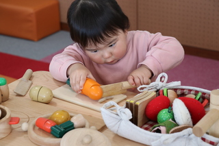 料理に夢中になる子ども