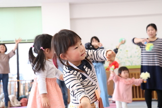 子どもも一緒に踊る様子