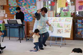 パネルシアターとお歌で踊る子ども