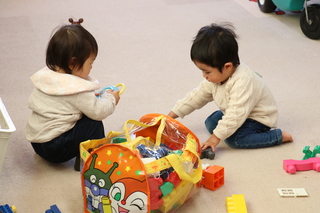 おもちゃで遊ぶ子どもの様子