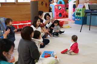 リズムに合わせて手拍子する様子