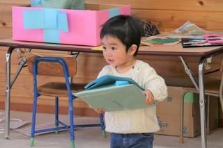 喜んでママのもとへ駆け寄る子ども