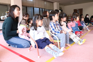 きちんとお座りする子ども達