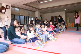 座って手遊びする子ども達