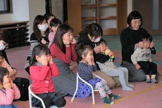 親子で手遊びする様子