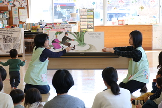 大型絵本の読み聞かせの様子