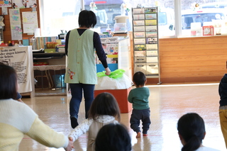 大きなカブをみんなで抜く様子