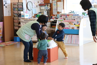 子どもたちでカブを引っ張る