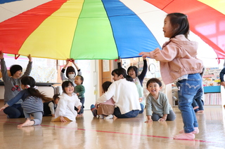 バルーン遊びを楽しむ子ども