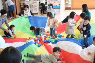 バルーンの上にボールを乗せる