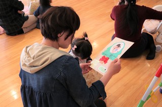 プレゼントを見つめる保護者