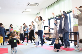 みんなで踊る様子