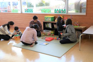 おもちゃで遊ぶ親子の様子