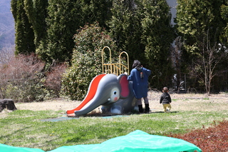 ゾウさん滑り台で遊び親子