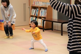 上手にかっぱ体操する子ども