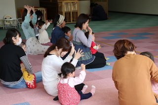 手遊びの様子