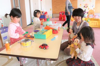 おままごとコーナーで遊ぶ子ども