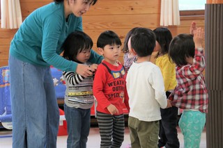 園児と一緒に遊ぶ様子