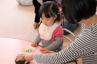 食事を前にする子どもの様子