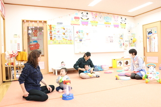 親子が遊ぶ様子