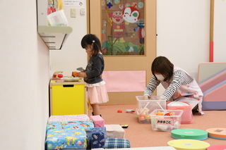 おままごとをする子どもの様子