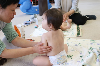 マッサージされる子どもの様子