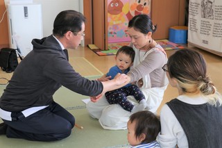 施術を体験する様子