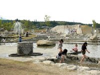 親水池の水で遊ぶこどもたち